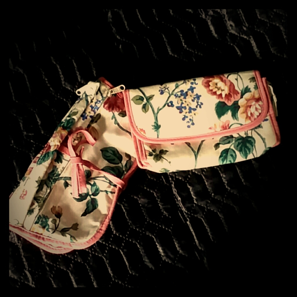 Adorable '90s handbag and makeup pouch